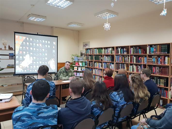 В День Конституции росгвардейцы провели для школьников патриотические занятия 