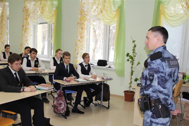 Более 300 тюменских школьников узнали о Героях  Росгвардии на  Уроках мужества, проведённых бойцами ОМОН 