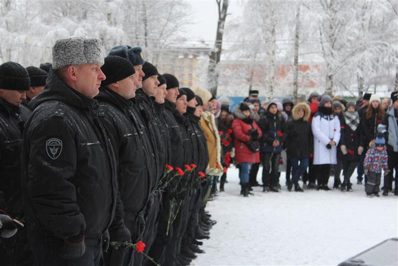 Сотрудники череповцкого ОМОН почтили память воинов, погибших в региональных конфликтах