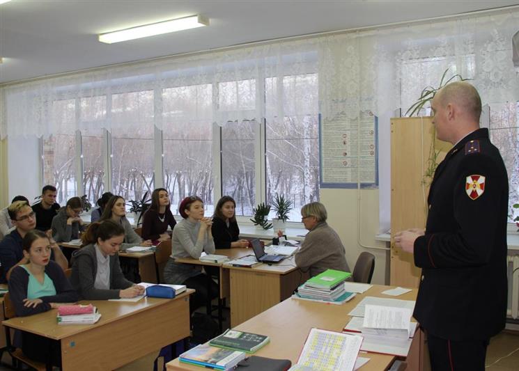 В Тюмени офицеры Росгвардии напомнили старшеклассникам права и обязанности гражданина РФ