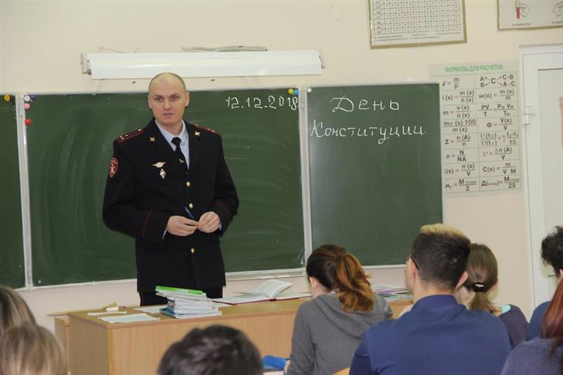 В Тюмени офицеры Росгвардии напомнили старшеклассникам права и обязанности гражданина РФ