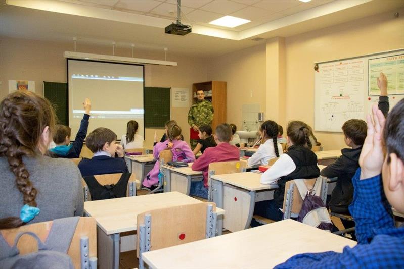 В Анадыре сотрудники Росгвардии провели для школьников Урок мужества, посвященный  Дню Героев Отечества