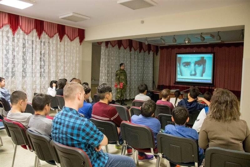 В Анадыре сотрудники Росгвардии провели для школьников Урок мужества, посвященный  Дню Героев Отечества