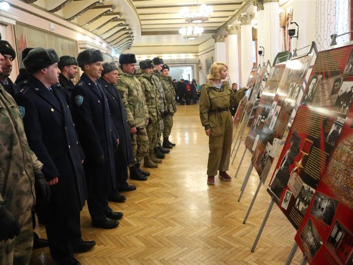 В преддверии Дня Героев Отечества в Екатеринбурге прошла акция «Равнение на подвиг»  