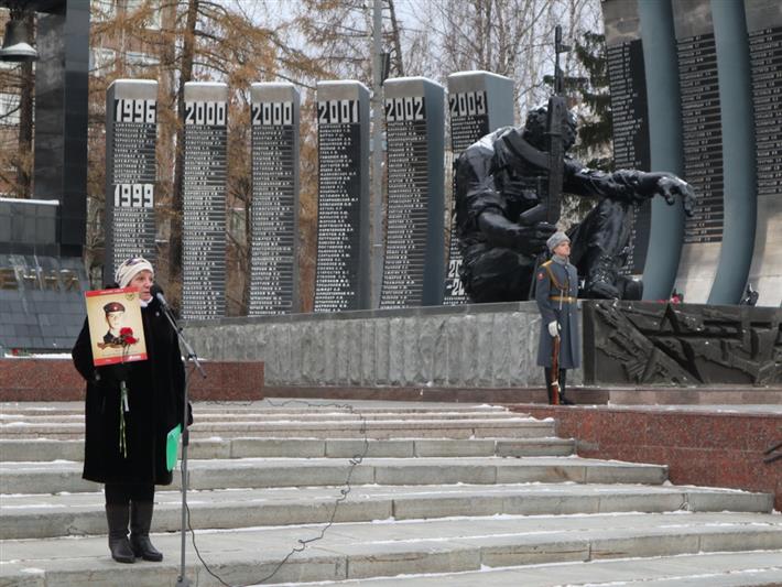 В преддверии Дня Героев Отечества в Екатеринбурге прошла акция «Равнение на подвиг»  