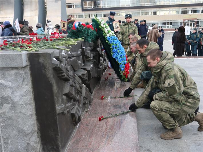 В преддверии Дня Героев Отечества в Екатеринбурге прошла акция «Равнение на подвиг»  
