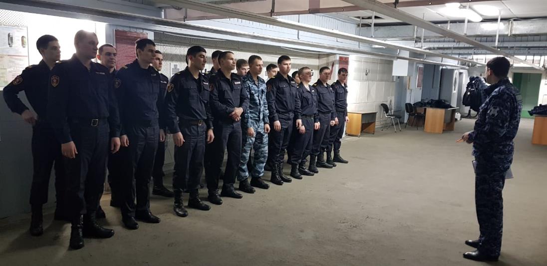 В Ханты-Мансийске стажёры вневедомственной охраны успешно справились с итоговым испытанием на профпригодность