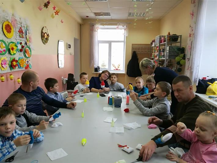 В Биробиджане дети росгвардейцев посетили мастерскую Деда Мороза