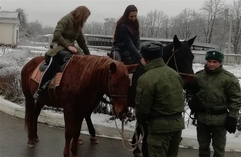 Военнослужащие Росгвардии подготовили новогодний сюрприз для девочек из школы-интерната, мечтавших научиться верховой езде