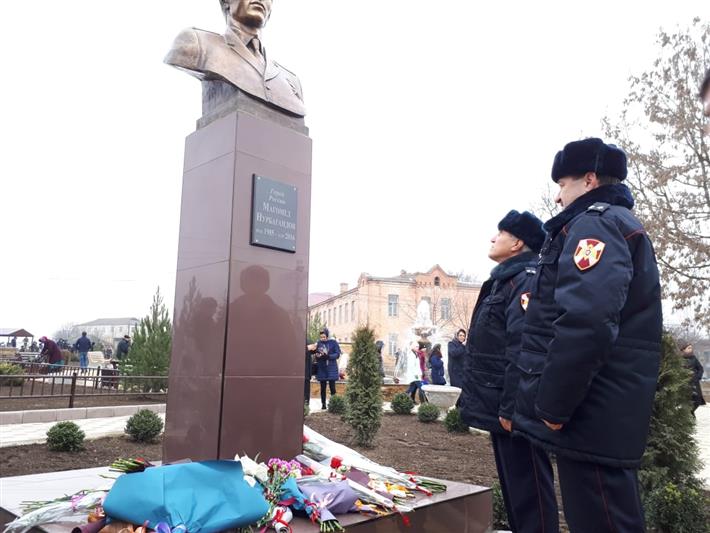 В Дагестане установили бюст Герою России Магомеду Нурбагандову, погибшему от рук боевиков