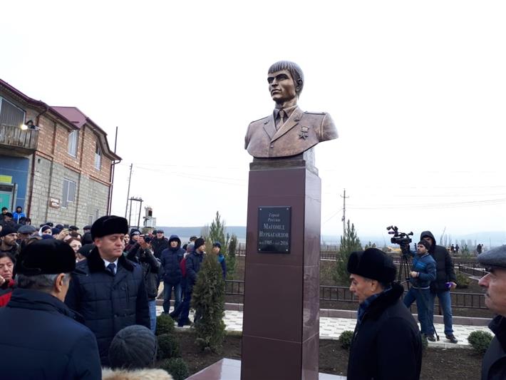 В Дагестане установили бюст Герою России Магомеду Нурбагандову, погибшему от рук боевиков