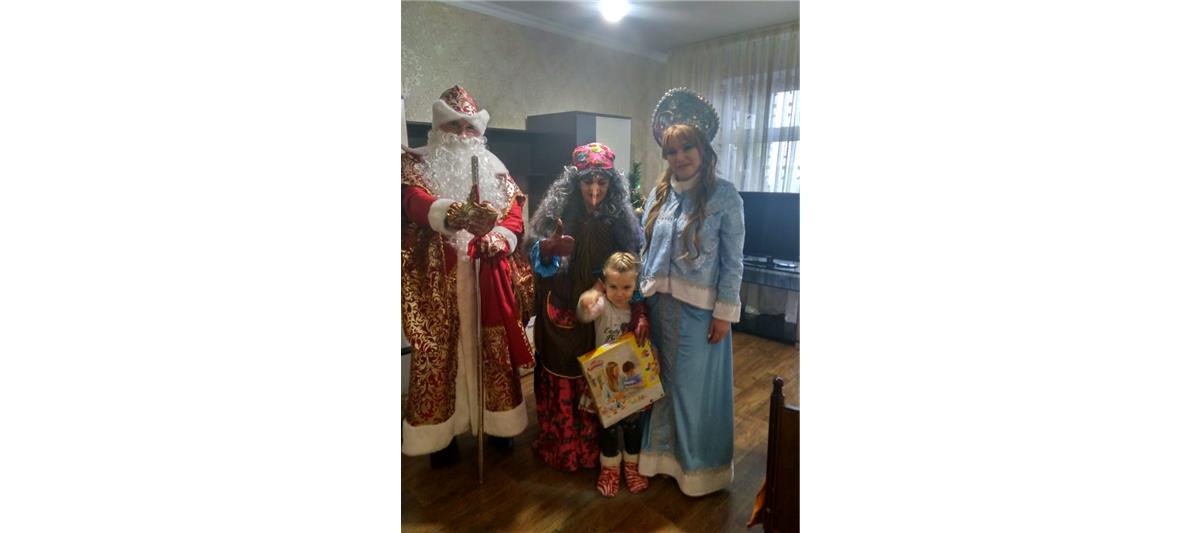 В Северной Осетии Дед Мороз и Снегурочка поздравили детей сотрудников и военнослужащих Росгвардии с наступающим Новым годом