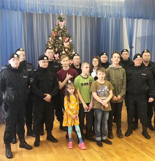 Сотрудники донского ОМОН продолжают эстафету благотворительной акции «Новогодний патруль Росгвардии»