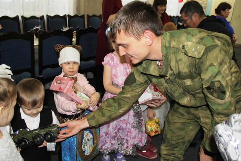 В Тюмени офицеры Росгвардии организовали благотворительную акцию для детей-инвалидов и сирот 