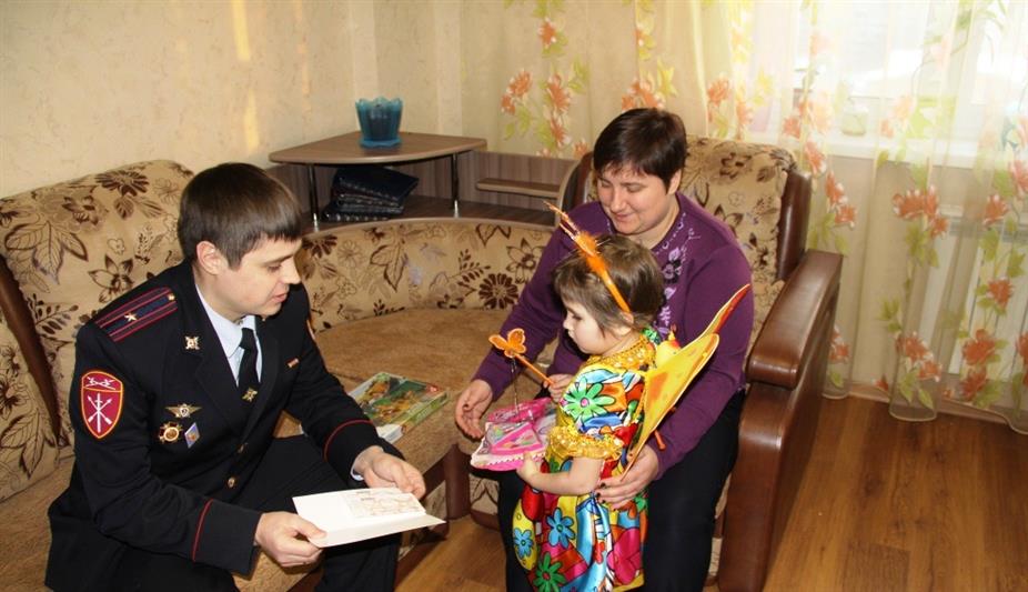 В Тюмени сотрудники Росгвардии поздравили с наступающим Новым Годом дочь погибшего боевого товарища