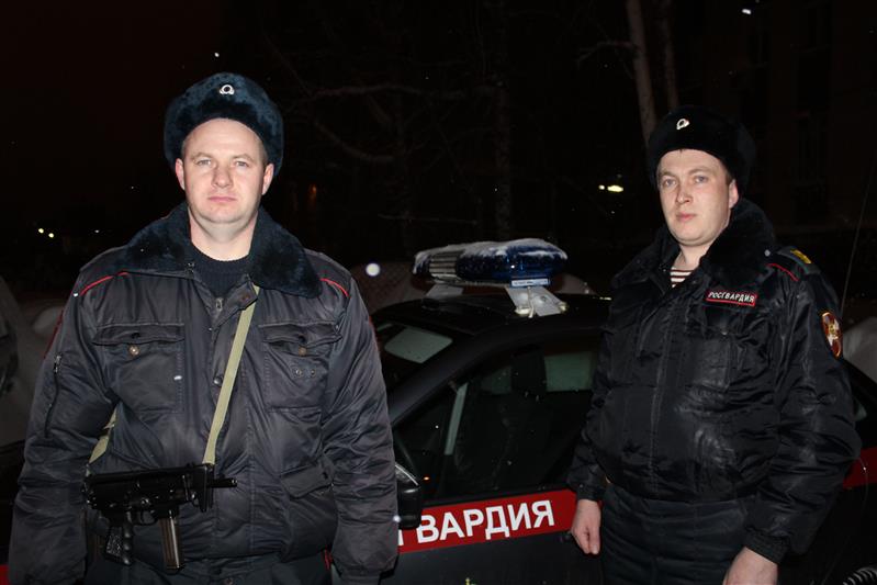 В Саратове росгвардейцы вернули родителям заблудившуюся 8-летнюю девочку