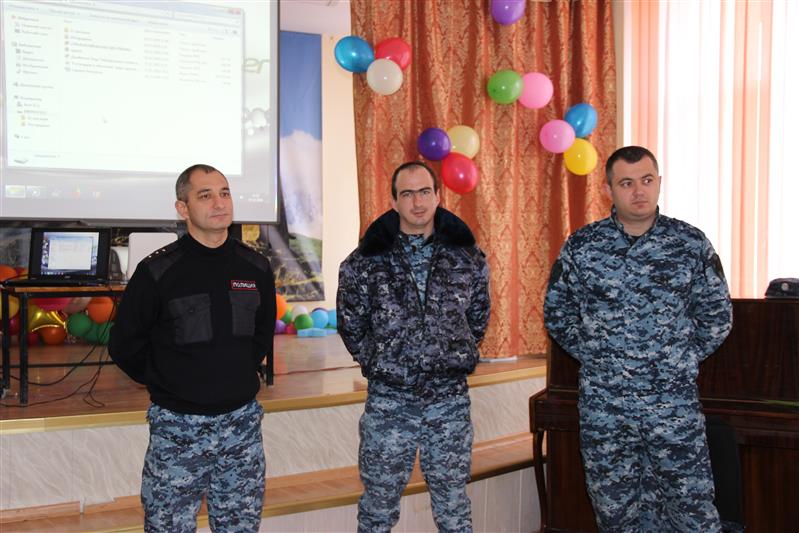 Росгвардейцы провели для учеников североосетинской школы Урок мужества, посвященный Дню Героев Отечества