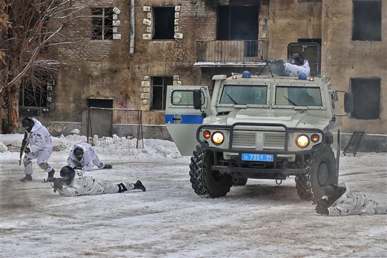 Бойцы ОМОН на транспорте провели для столичных школьников Урок мужества