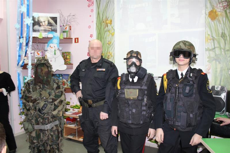 Сотрудники и ветераны хабаровского СОБР встретились с воспитанниками кадетской школы имени Федора Ушакова