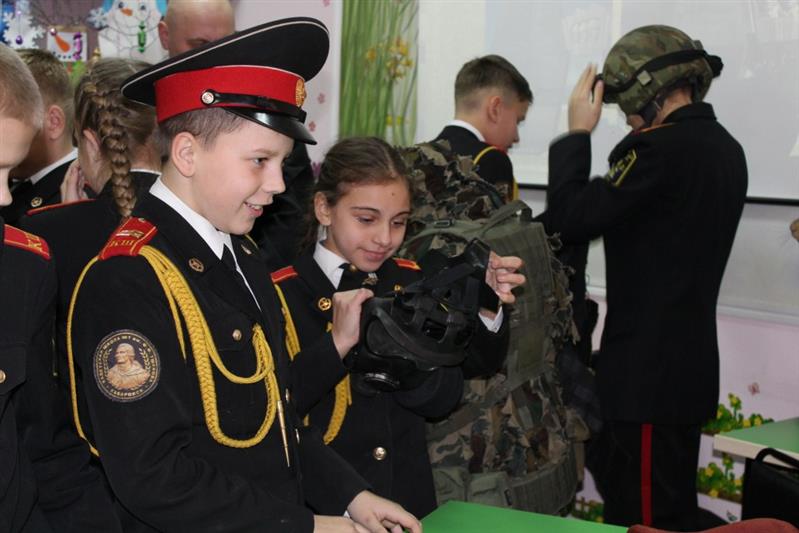 Сотрудники и ветераны хабаровского СОБР встретились с воспитанниками кадетской школы имени Федора Ушакова