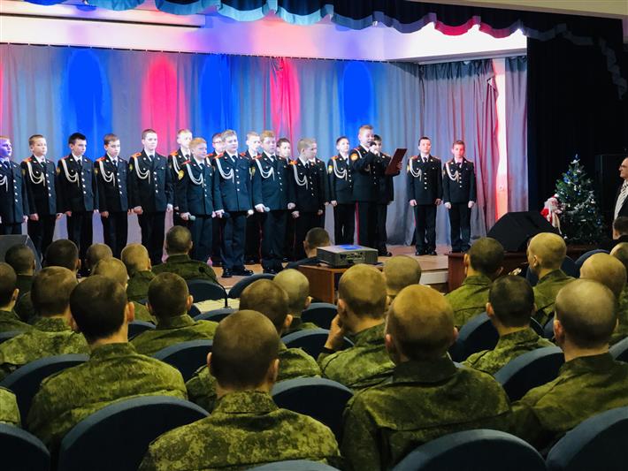 Воспитанники Московского президентского кадетского училища им. М.А. Шолохова поздравили росс наступающим Новым Годом сотрудников Росгвардии