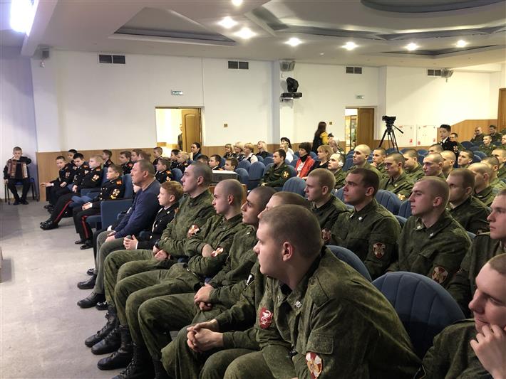 Воспитанники Московского президентского кадетского училища им. М.А. Шолохова поздравили росс наступающим Новым Годом сотрудников Росгвардии