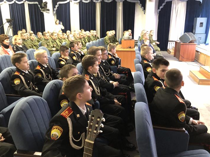 Воспитанники Московского президентского кадетского училища им. М.А. Шолохова поздравили росс наступающим Новым Годом сотрудников Росгвардии