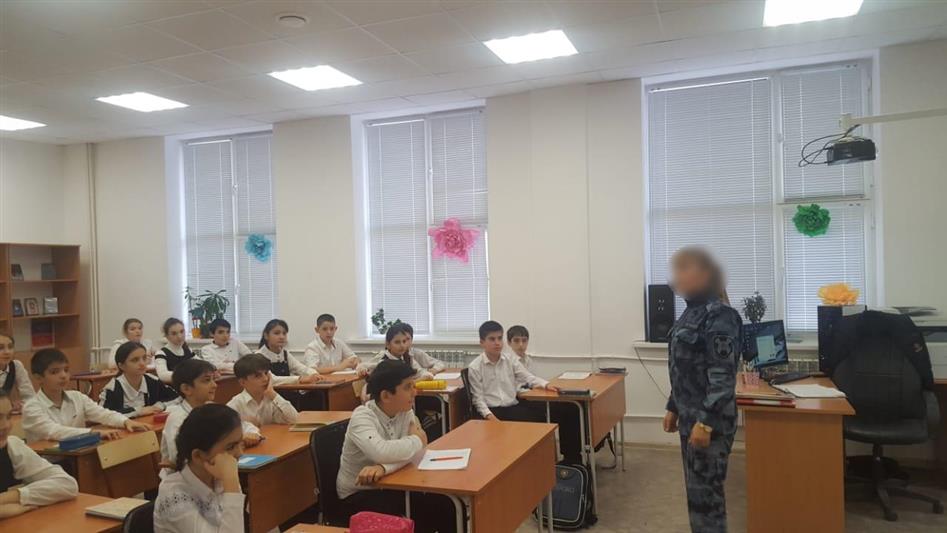 Росгвардейцы провели правовые уроки в дагестанских школах
