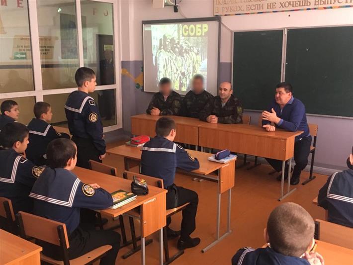 Росгвардейцы провели правовые уроки в дагестанских школах
