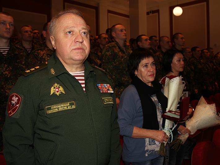 Командующий Сибирским округом Росгвардии генерал-полковник Виктор Стригунов вручил медаль «За Отвагу» матери погибшего сержанта Вадима Арысланова