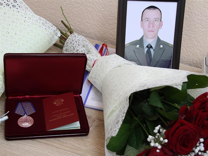 Командующий Сибирским округом Росгвардии генерал-полковник Виктор Стригунов вручил медаль «За Отвагу» матери погибшего сержанта Вадима Арысланова
