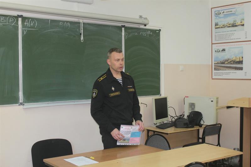 Офицер Росгвардии встретился со студентами-выпускниками Дальневосточного университета