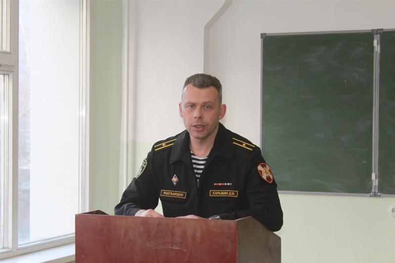 Офицер Росгвардии встретился со студентами-выпускниками Дальневосточного университета
