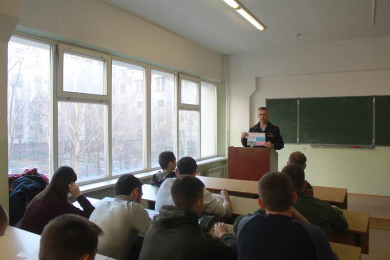 Офицер Росгвардии встретился со студентами-выпускниками Дальневосточного университета