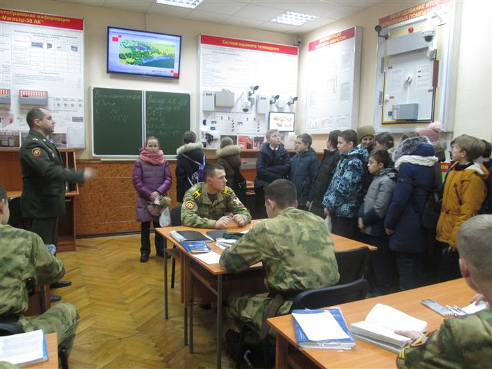 Педагоги и курсанты Саратовского военного института приняли участие в патриотической акции «Форум юных патриотов»