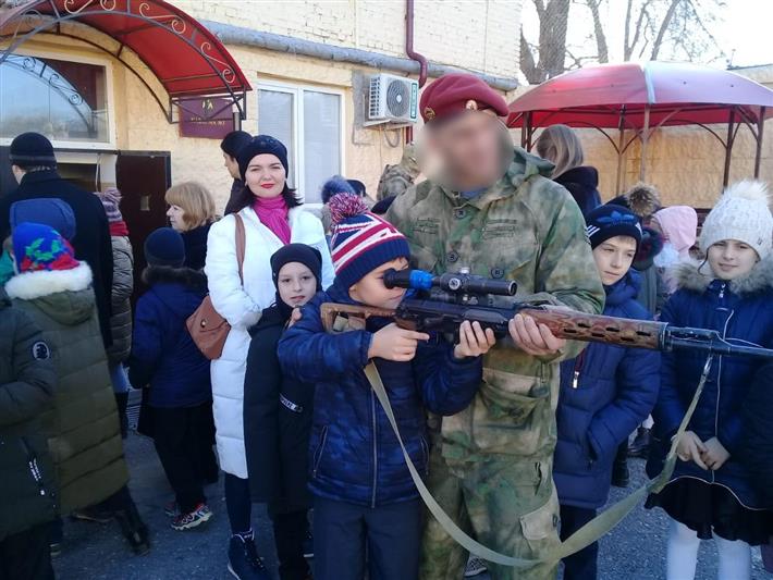 Военнослужащие Росгвардии в Кизляре провели военно-патриотическое мероприятие для школьников