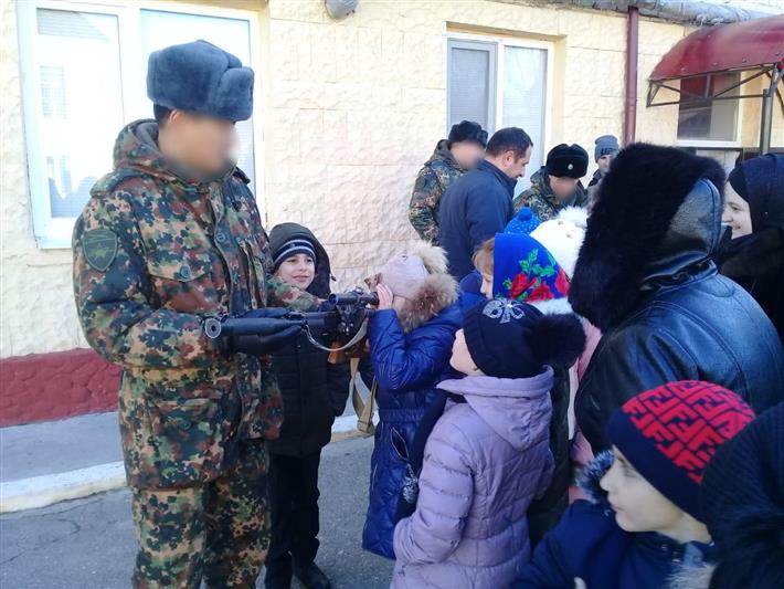 Военнослужащие Росгвардии в Кизляре провели военно-патриотическое мероприятие для школьников