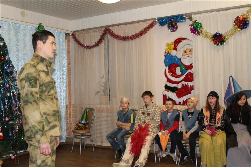 Росгвардейский Дед Мороз пришел в гости к воспитанникам социально-реабилитационного центра «Феникс» в Вологде