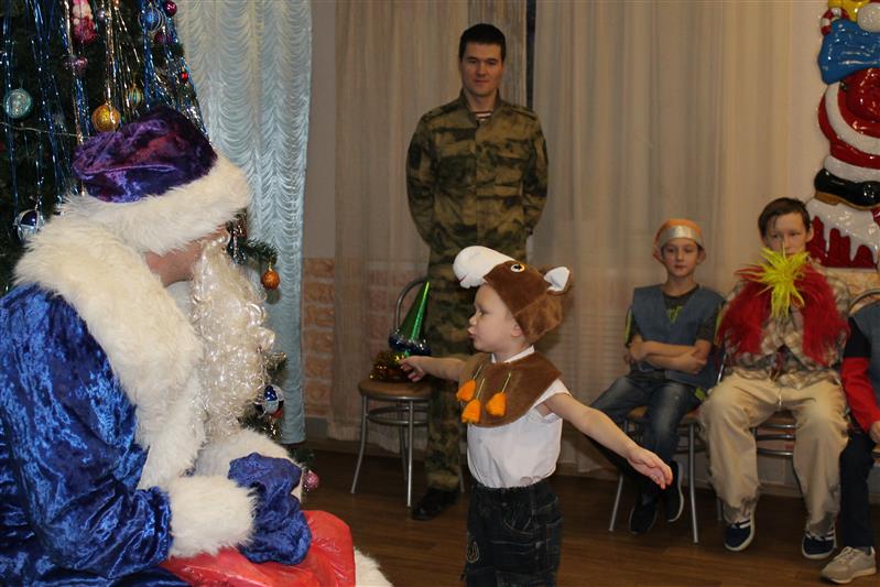 Росгвардейский Дед Мороз пришел в гости к воспитанникам социально-реабилитационного центра «Феникс» в Вологде