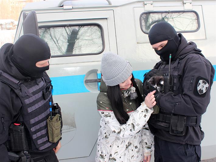 Сотрудники ОМОН исполнили мечту новосибирского первоклассника (видео)