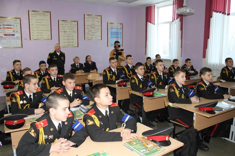 Военнослужащие Росгвардии провели для хабаровских школьников урок, посвященный Дню Конституции РФ