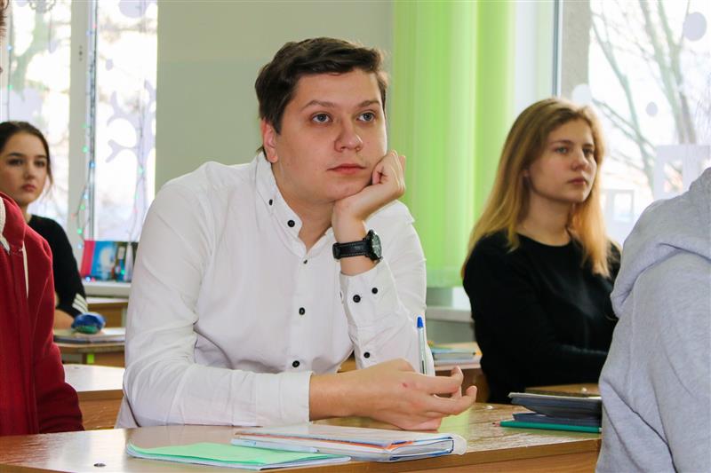 Юрисконсульт Управления Росгвардии по Ставропольскому краю провел Урок правовой грамотности, посвященный 25-летию Конституции России