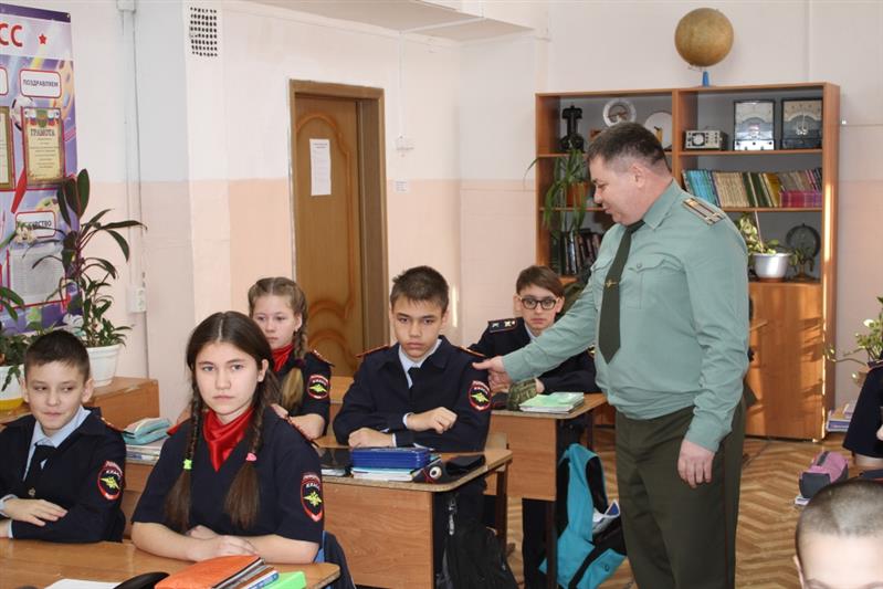 Военнослужащие Росгвардии провели для хабаровских школьников урок, посвященный Дню Конституции РФ