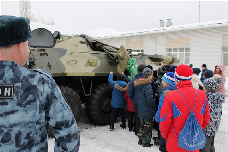 В Саранске и Оренбурге сотрудники ОМОН провели занятия с молодёжью (фото)