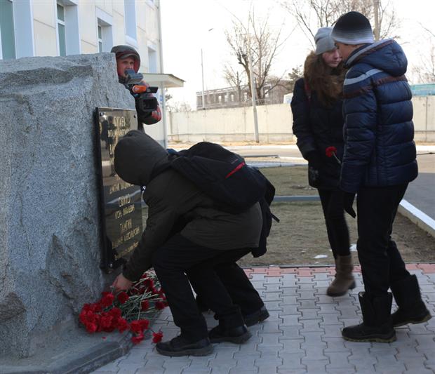 В преддверии Дня Героев Отечества хабаровские росгвардейцы почтили память сослуживцев, награжденных медалью «Золотая Звезда»
