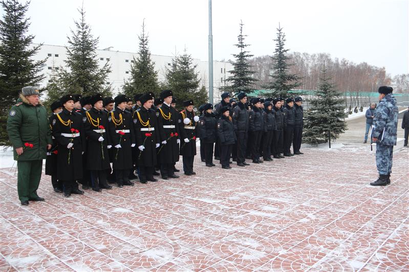 Сотрудники столичного ОМОН провели для школьников Урок мужества, посвященный Дню Неизвестного солдата