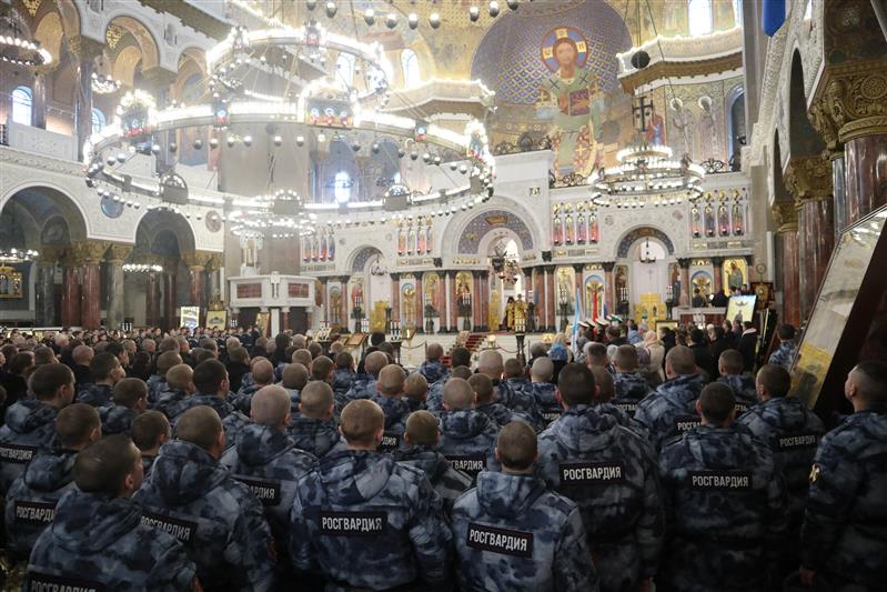 Военнослужащие Северо-Западного округа Росгвардии приняли участие в молебне и панихиде, которые прошли в ставропигиальном Никольском морском соборе