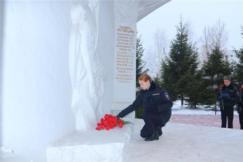 Сотрудники столичного ОМОН провели для школьников Урок мужества, посвященный Дню Неизвестного солдата
