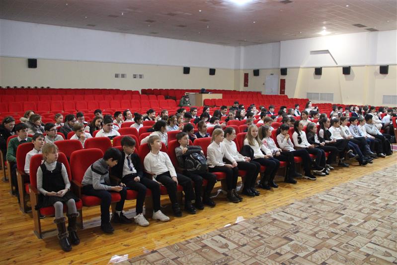 Грозненские росгвардейцы провели для учеников ведомственной школы тематический вечер-концерт, посвященный празднованию Дня Героев Отечества