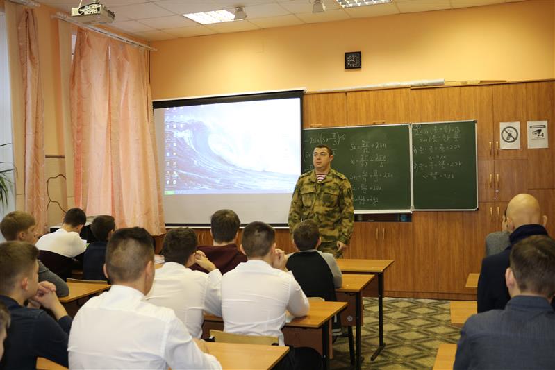 Воронежские росгвардейцы рассказали старшеклассникам об учебных заведениях ведомства
